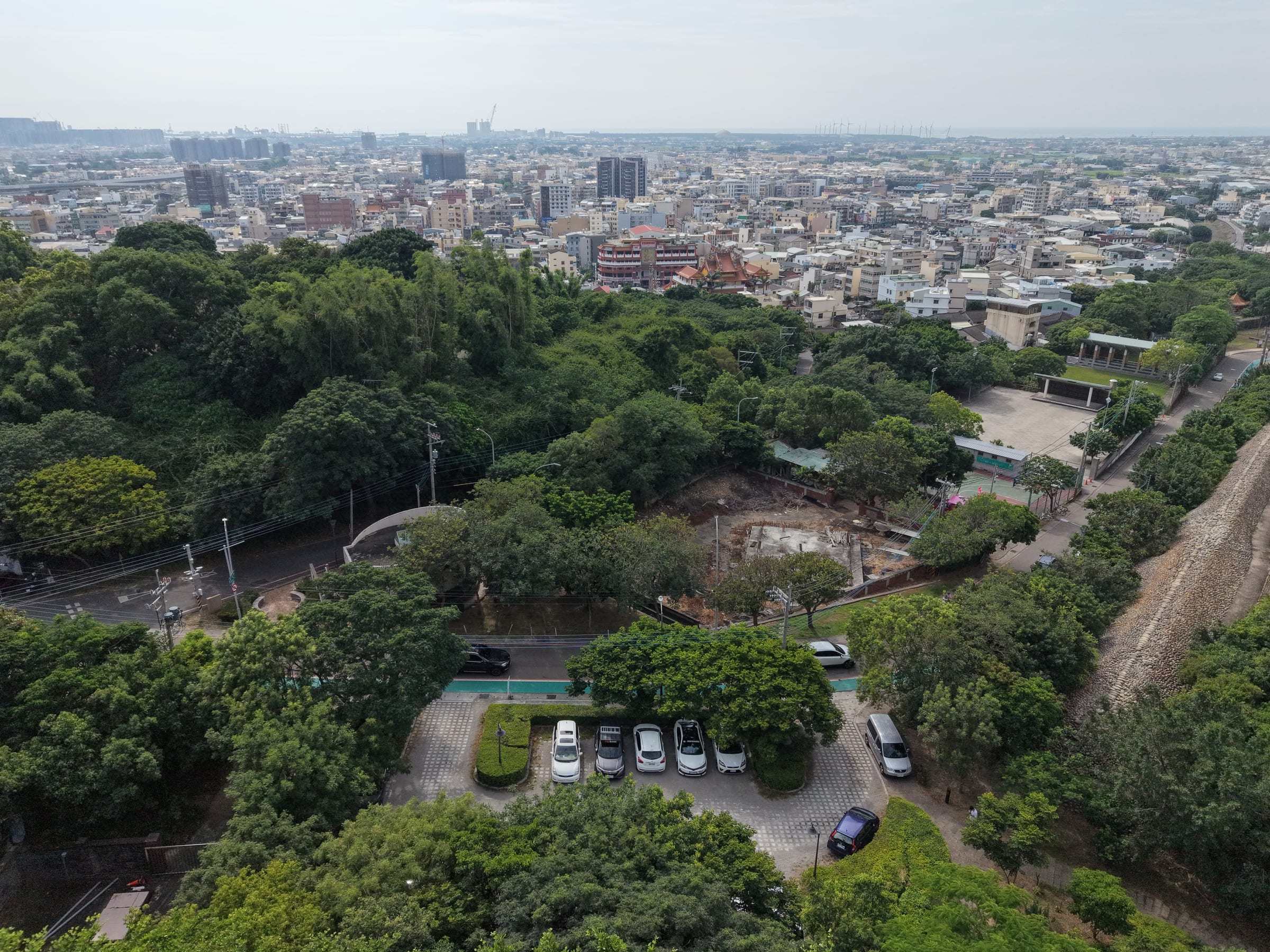 台中清水鰲峰山公園 樹林旁的停車場