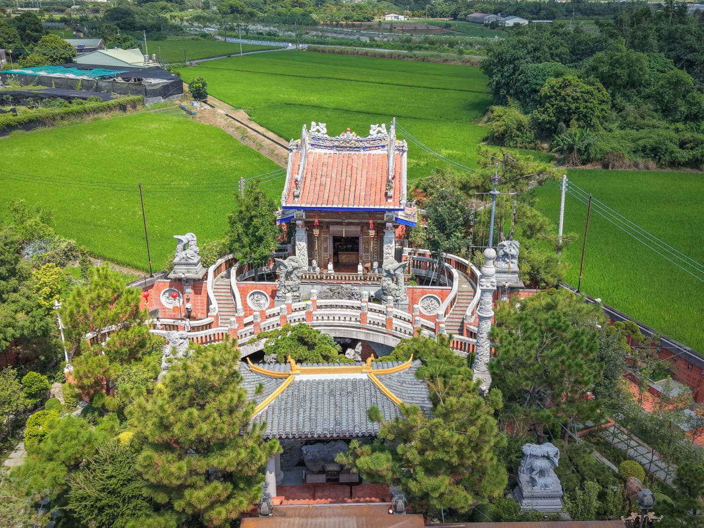 在雲林斗六,寧濟御庭把參拜路徑放進了山水園林。走向媽祖殿宇,要先經過水池上的如意橋;沿途能欣賞盆景、石雕,也能認識寧濟王與媽祖信仰。這裡不是只有漂亮建築的拍照景點,而是一座仍有參拜活動的宗教文化園區。想安排斗六散步,或喜歡廟宇與傳統園林,可以把「認識神明、走參拜路徑、看園林工藝」當作這一站的重點。