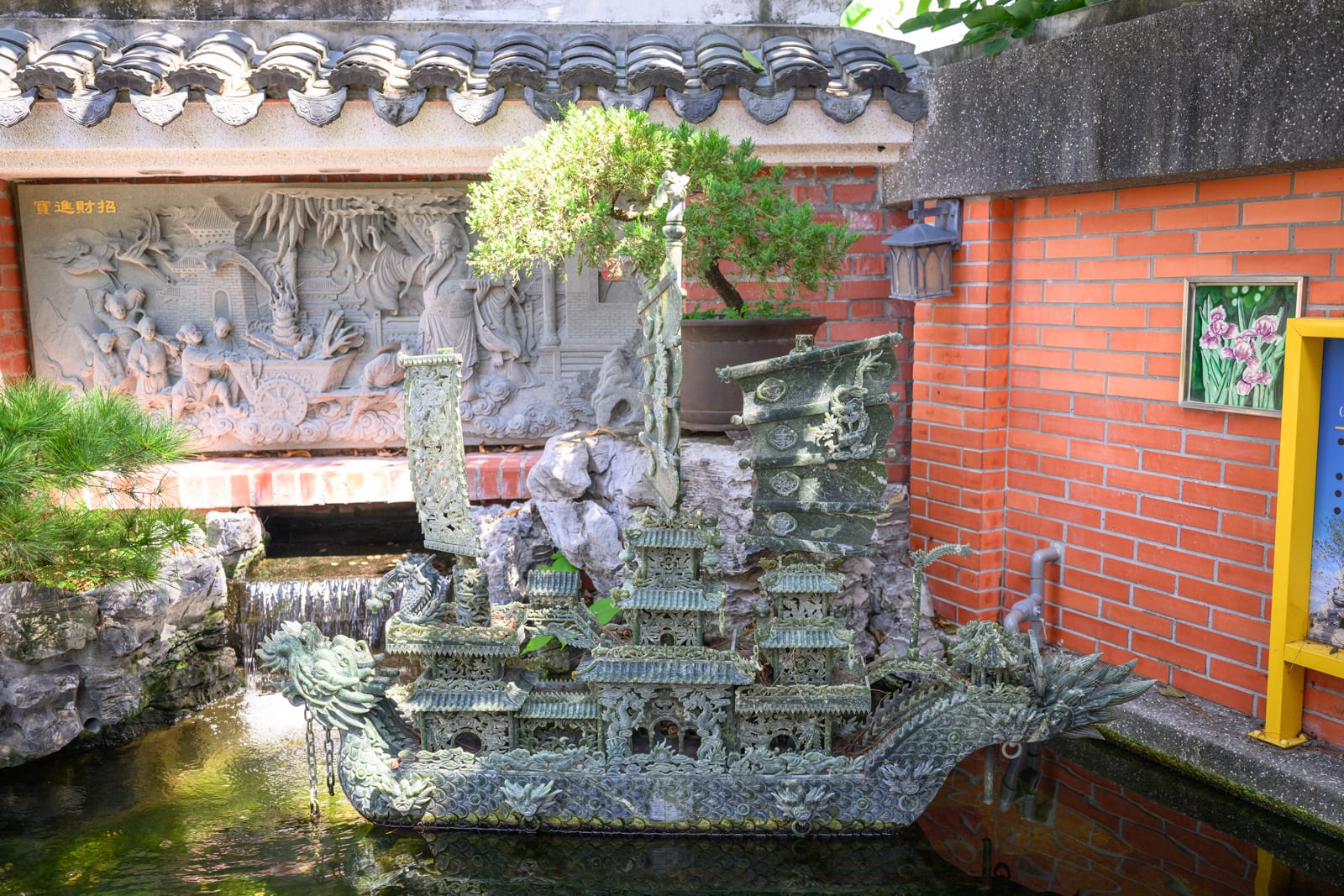 雲林斗六景點|寧濟御庭如意橋、白玉媽祖與園林信仰故事 6 雲林寧濟御庭水池旁船形雕刻