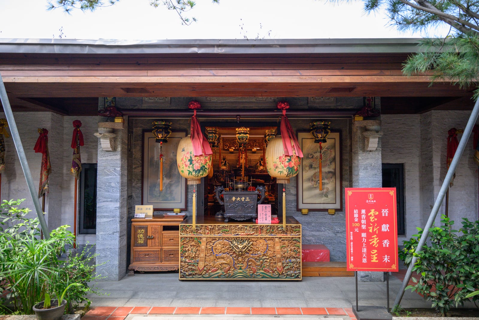 雲林斗六景點|寧濟御庭如意橋、白玉媽祖與園林信仰故事 7 雲林寧濟御庭參拜空間與供桌
